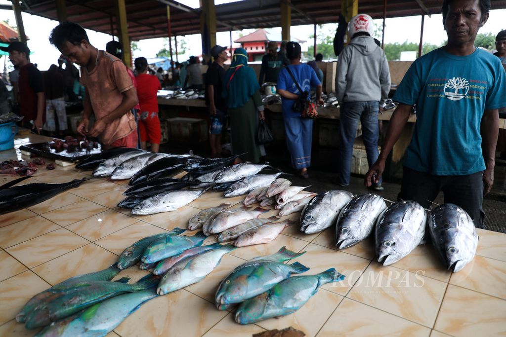 The fish caught by fishermen are sold by traders at the Kaimana Fish Market in Kaimana District, Kaimana Regency, West Papua, Saturday (12/6/2021).