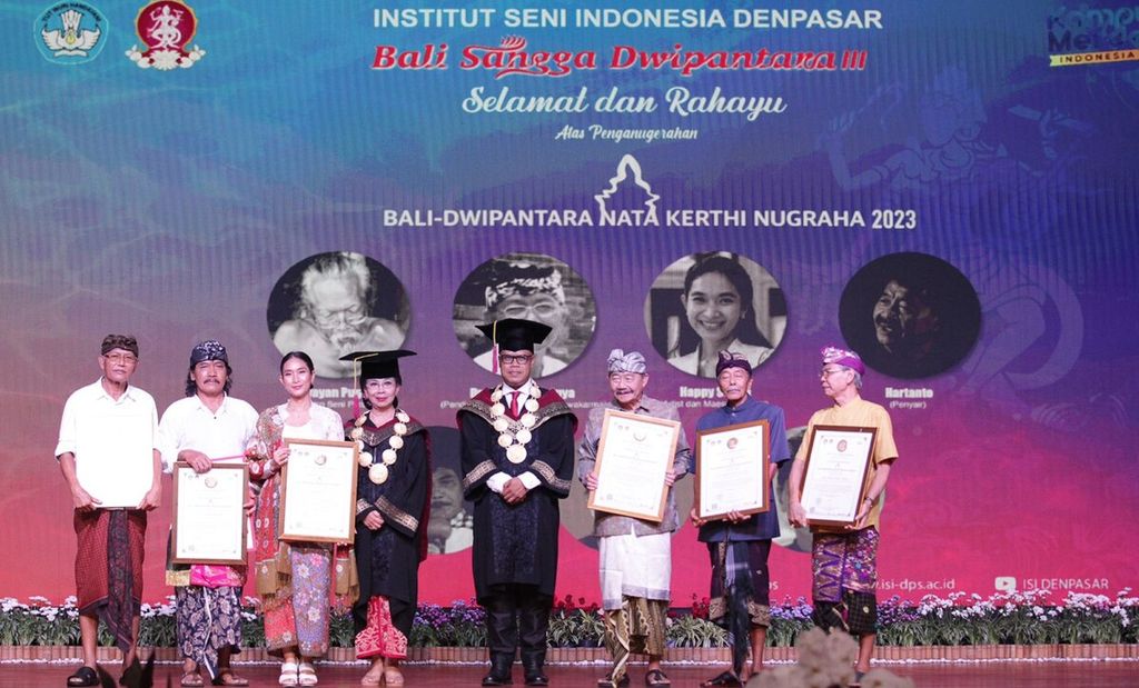 Rektor ISI Denpasar I Wayan Adnyana (tengah) berfoto bersama para tokoh penerima anugerah Bali Dwipantara Nata Kerthi Nugraha ISI Denpasar serangkaian wisuda ke-29 ISI Denpasar, Selasa (28/2/2023).