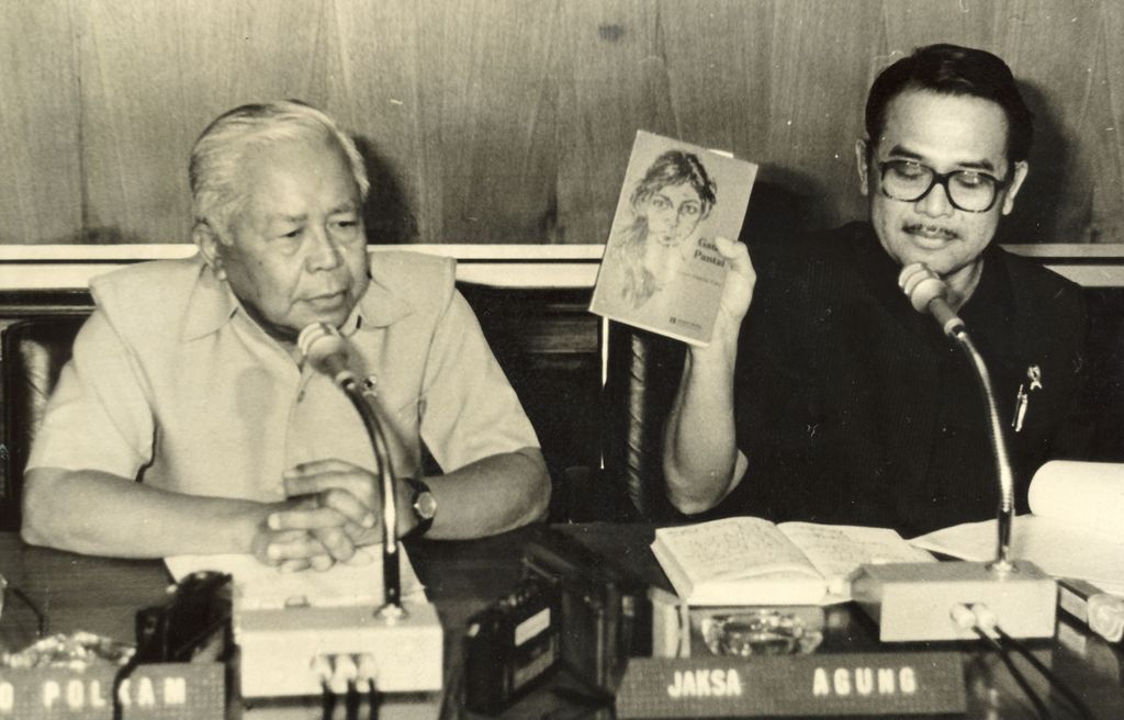Jaksa Agung Sukarton Marmosudjono SH (kanan) didampingi Menko Polkam Sudomo menunjukkan novel ”Gadis Pantai” karya Pramoedya Ananta Toer yang dinyatakan dilarang dan ditarik dari peredaran kepada wartawan di kantor Menko Polkam Jakarta, Selasa (9/8/1988). 