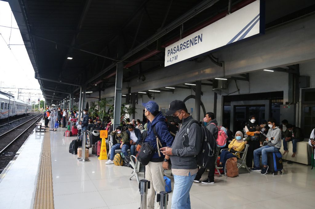 Suasana Stasiun Kereta Api Pasar Senen, Jakarta, Minggu (1/5/2022), setelah puncak arus mudik 2022 terlewati.