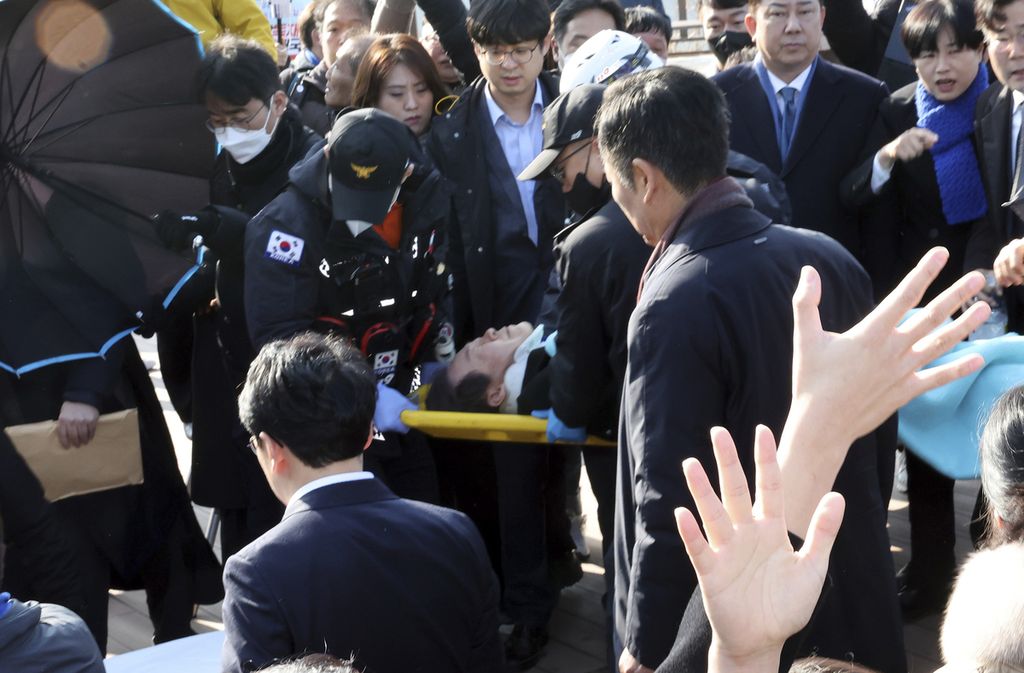 Pemimpin oposisi Korea Selatan, Lee Jae-myung, dibawa tim penyelamat setelah menjadi korban penusukan di Busan, Korea Selatan, Selasa (2/1/2024). 