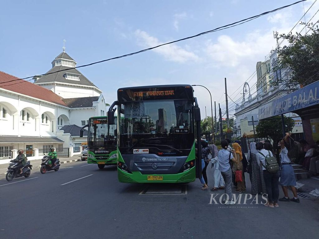 Warga naik bus Trans Metro Deli di Jalan Balai Kota, Medan, Senin (12/9/2022). Pemerintah menyiapkan kenaikan tarif angkutan umum menyusul kenaikan harga bahan bakar minyak. 