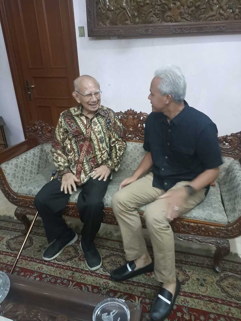 Calon presiden Ganjar Pranowo bertemu Menteri Lingkungan Hidup di era Soeharto yang sekaligus ekonom Emil Salim di kediaman Emil Salim di Jalan Taman Patra XIV, Jakarta, Sabtu (27/1/2024) malam.