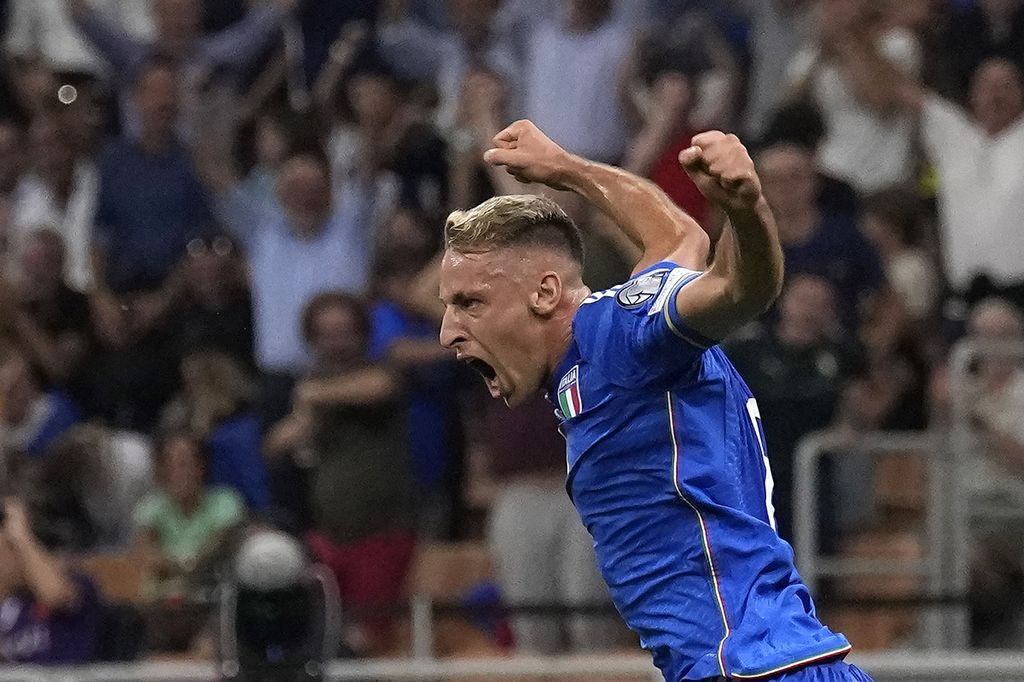 Gelandang Italia, Davide Frattesi, melakukan selebrasi setelah mencetak gol dalam pertandingan kualifikasi Grup C Piala Eropa 2024 antara Italia dan Ukraina di Stadion San Siro, Milan, Italia, Rabu (19/9/2023) dini hari WIB. Italia mengalahkan Ukraina, 2-1. 