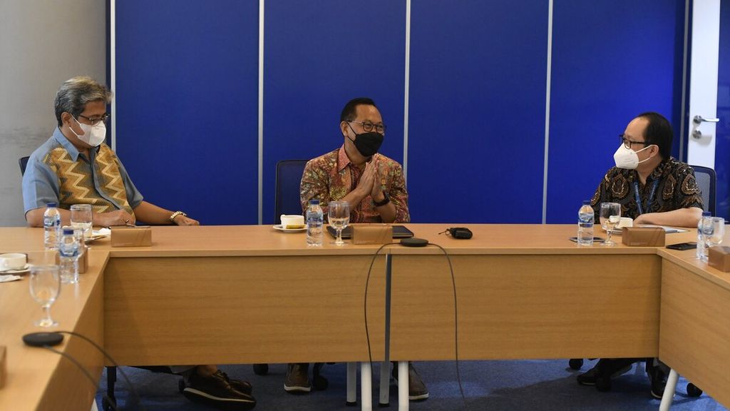 Kepala Otorita Ibu Kota Negara (IKN) Nusantara Bambang Susantono (tengah) dan Wakil Kepala Otorita IKN Nusantara Dhony Rahajoe (kiri) memaparkan sejumlah hal terkait pembangunan IKN Nusantara dalam kunjungan ke Redaksi Kompas di Jakarta, Sabtu (19/3/2022). 
