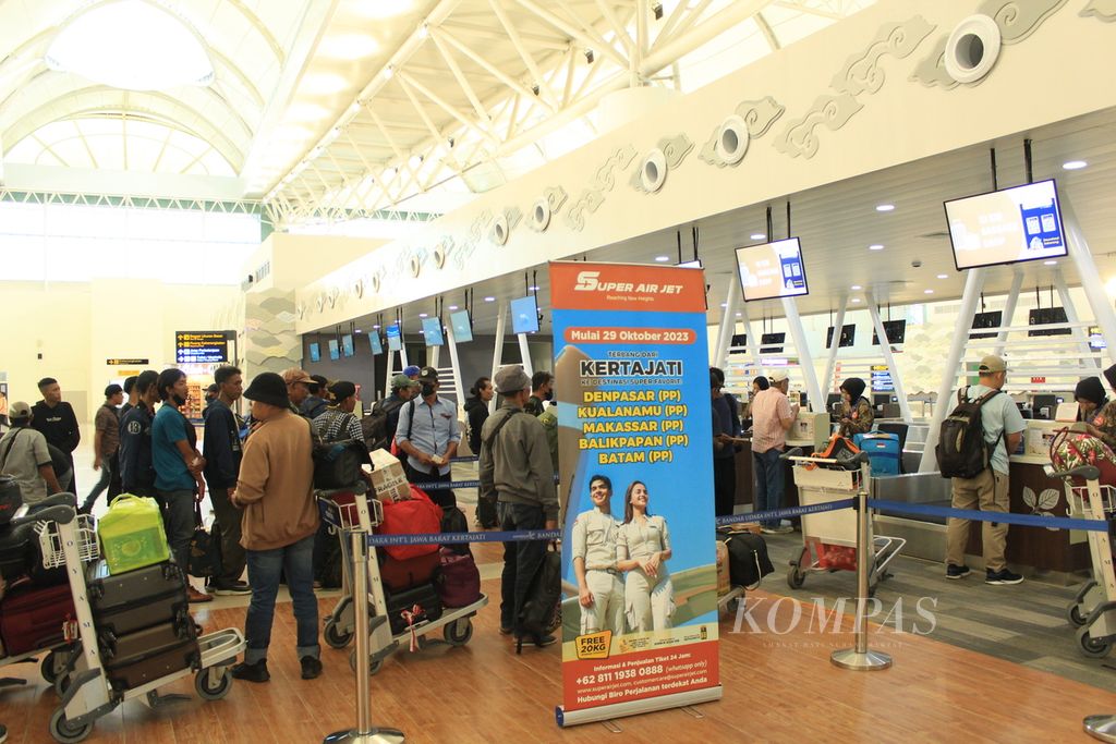Penumpang mengantre di Terminal Keberangkatan Bandara Internasional Jawa Barat Kertajati di Kabupaten Majalengka, Jumat (1/12/2023).