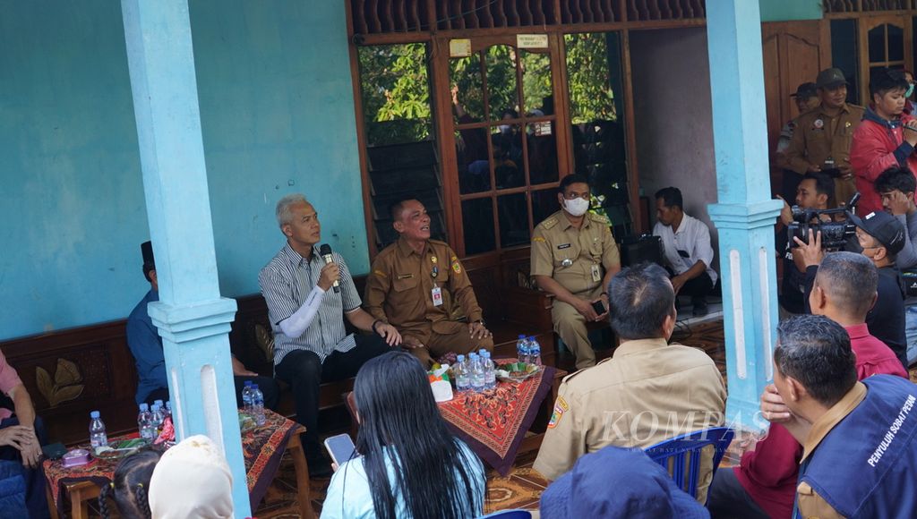 Gubernur Jateng Ganjar Pranowo memberikan penyuluhan mengenai ancaman antraks bagi warga di Desa Karanganyar, Kecamatan Weru, Kabupaten Sukoharjo, Jawa Tengah, Selasa (11/7/2023). 