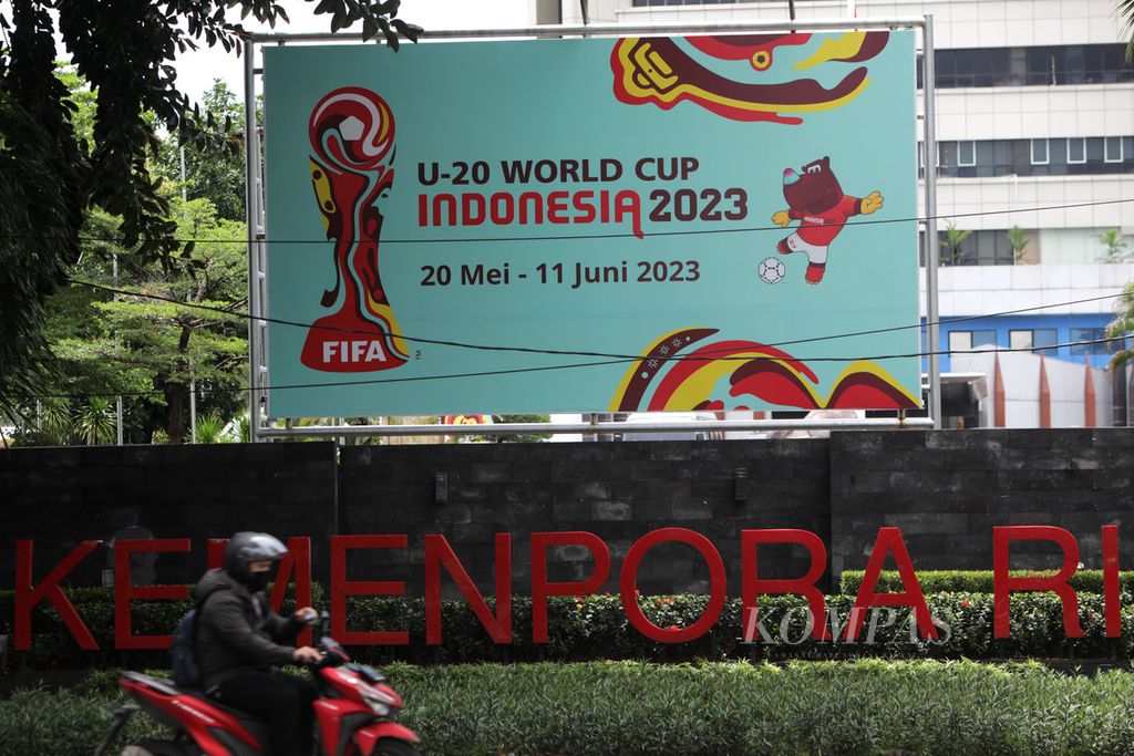 Baliho sosialiasi pelaksanaan Piala Dunia U-20 terpasang di Kompleks Kantor Kemenpora di Jakarta, Rabu (29/3/2023). FIFA telah membatalkan pelaksanaan ajang dunia itu di Indonesia.
