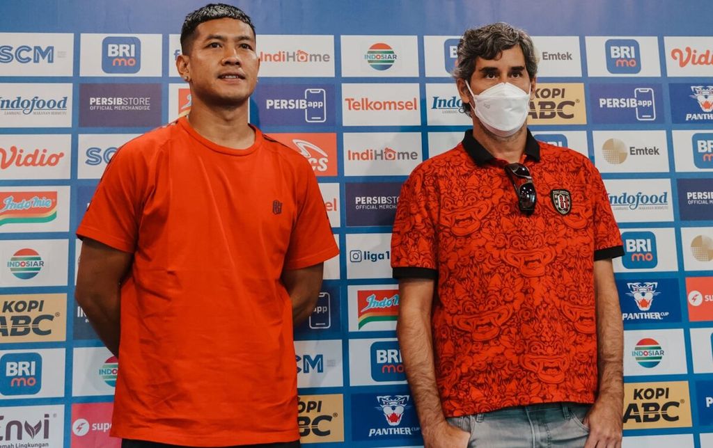 Pelatih Bali United Alessandro Stefano Cugurra Rodrigues (kanan) bersama bek Bali United Jajang Mulyana (kiri) dalam jumpa pers di Bandung, Jawa Barat, Senin (22/8/2022).