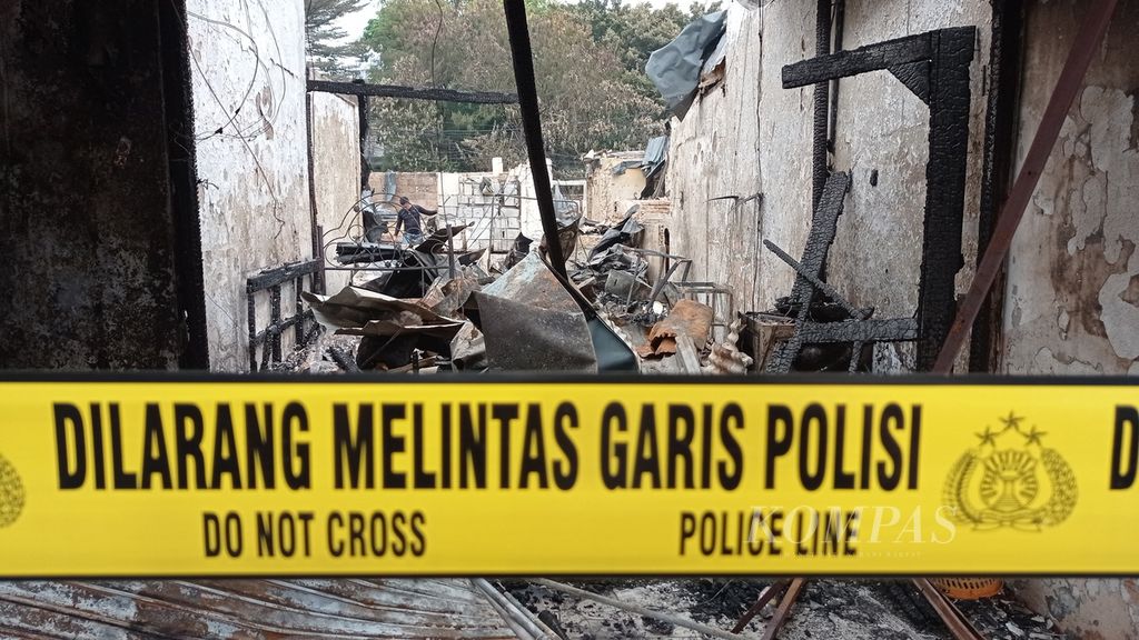 Sisa kebakaran yang melahap permukiman padat penduduk di Jalan Simprug Golf II, Kelurahan Kebayoran Lama, Jakarta Selatan, Senin (22/8/2022).
