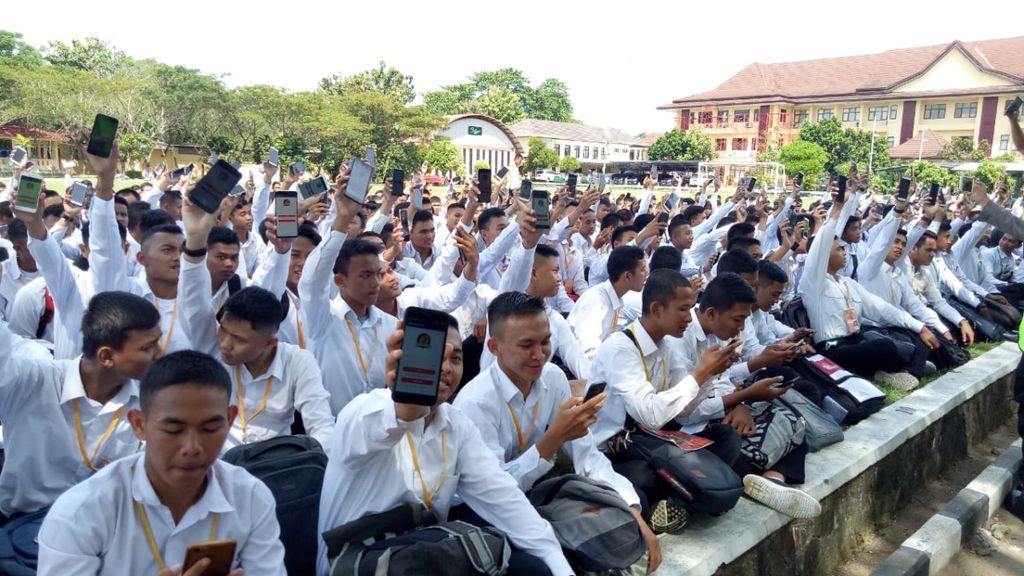Para peserta seleksi anggota Polri berkumpul di Markas Kepolisian Daerah Banten di Serang, Banten, Sabtu (13/4/2019).