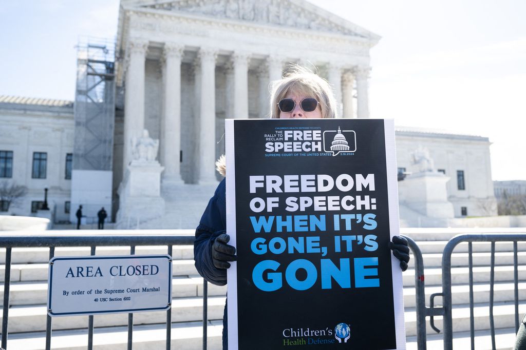 Pengunjuk rasa menuding pemerintah menekan perusahaan media sosial untuk menyensor konten di luar Gedung Mahkamah Agung AS di Washington DC, 18 Maret 2024.