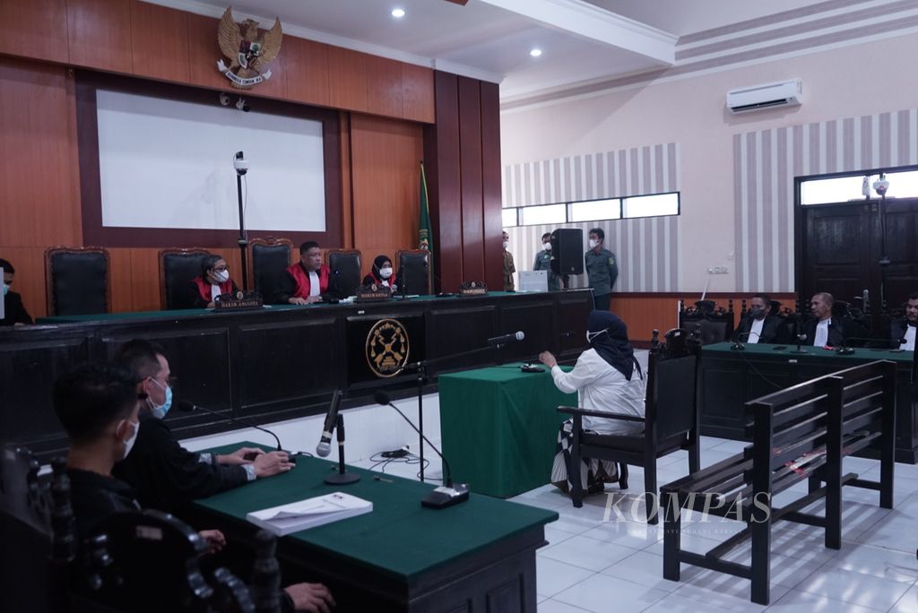 Bupati Kolaka Timur nonaktif Andi Merya Nur divonis 3 tahun penjara hingga pencabutan hak politik selama dua tahun, di Kendari, Sultra, Selasa (26/4/2022). 
