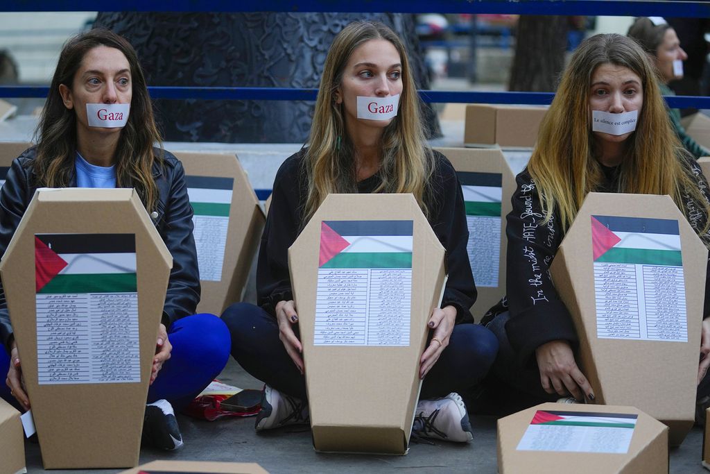 Peti mati tiruan yang ditempeli daftar korban tewas akibat serangan Israel ke Gaza dipajang pengunjuk rasa di Beirut, Lebanon, pada Jumat (8/12/2023). 