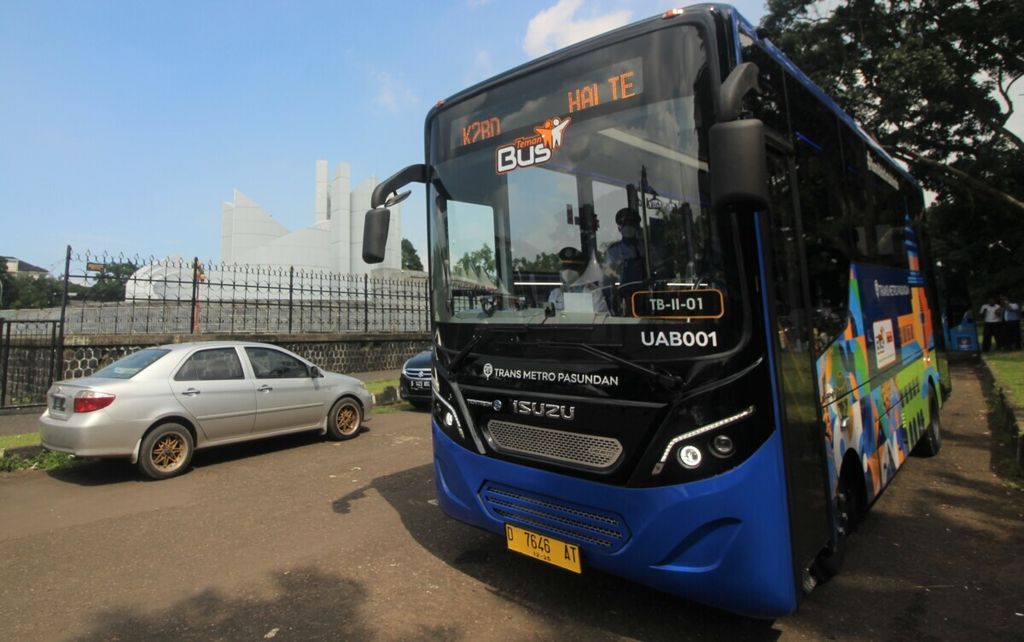Bus Trans Metro Pasundan yang merupakan program Teman Bus dari Kementerian Perhubungan diluncurkan di Kota Bandung, Jawa Barat, Senin (27/12/2021). Bus ini akan melayani lima rute yang melintasi lima kabupaten/kota.