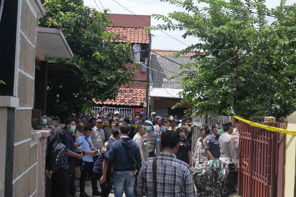 Warga memadati halaman depan rumah kontrakan di Harapan Jaya, Bekasi Utara, Selasa (28/2/2023) siang.