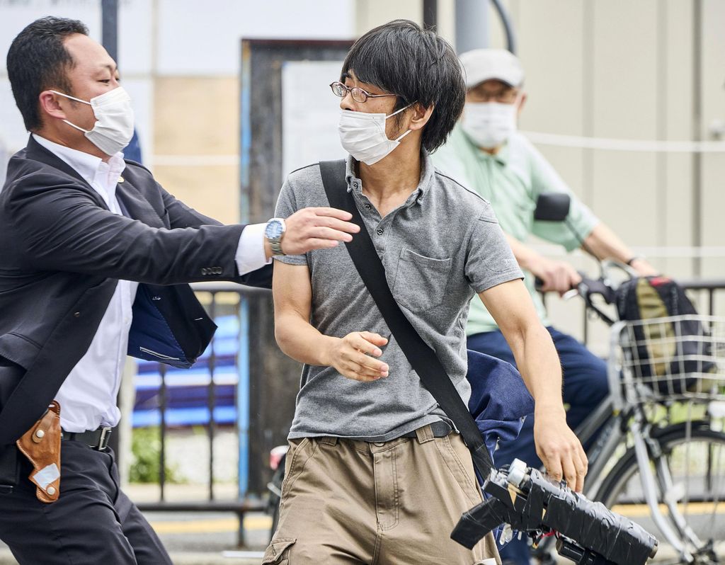 Polisi Jepang meringkus Tetsuya Yamagami yang masih memegang senjata api rakitan. Yamagami baru saja menembak mantan perdana menteri Jepang Shinzo Abe ketika politikus itu sedang berkampanye di kota Nara pada tanggal 8 Juli 2022. Abe wafat di rumah sakit akibat luka tembak di leher dan dada.      