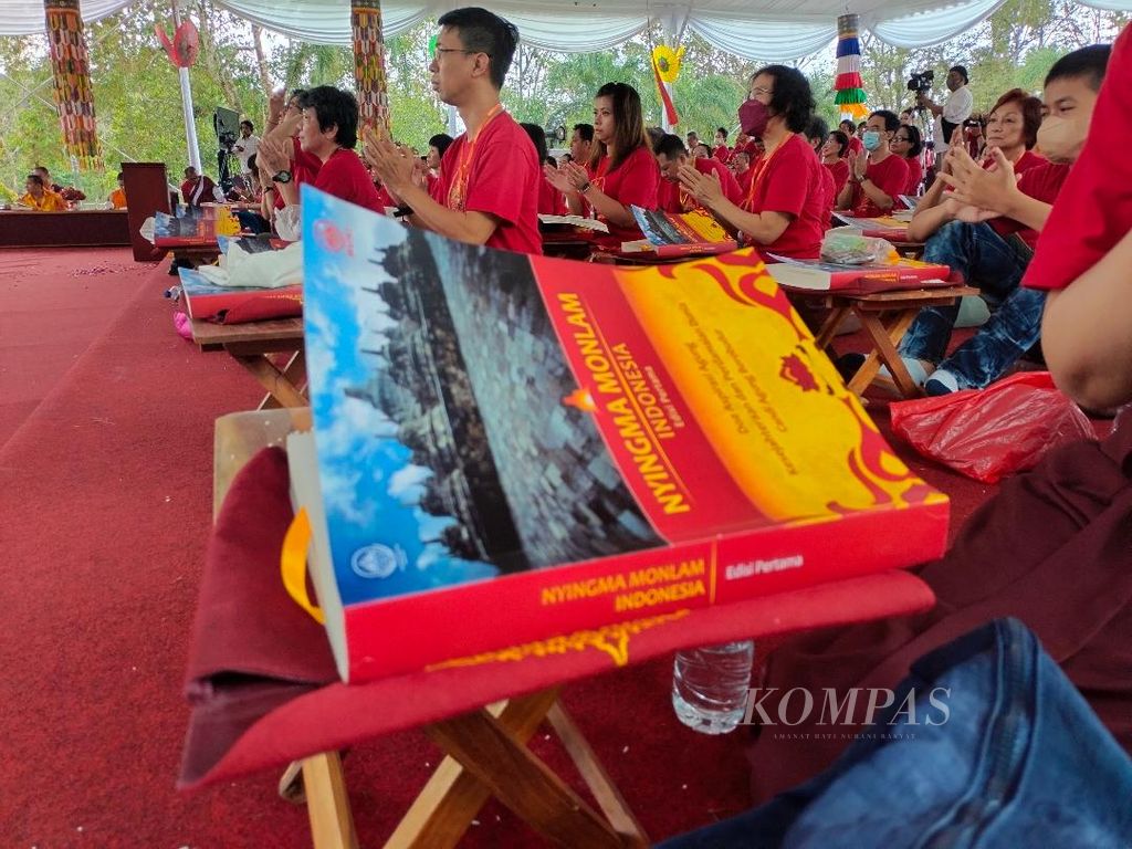 Buku panduan doa yang digunakan umat dalam acara Ningma Monlam di Taman Aksobya, Taman Wisata Candi Borobudur, Rabu (31/5/2023).