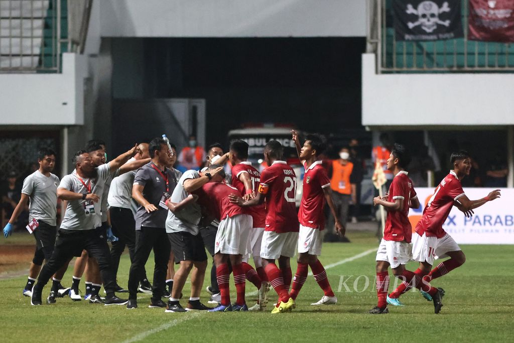 Pemain Timnas Indonesia merayakan keberhasilan mereka mencetak goal saat melawan Timnas Filipina dalam laga Piala AFF U-16 di Stadion Maguwoharjo, Sleman, DI Yogyakarta, Minggu (31/7/2022) malam. Timnas Indonesia U-16 memenangi pertandingan itu dengan skor 2-0.