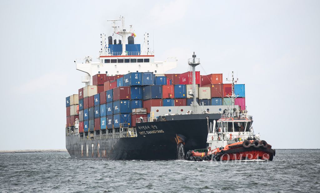Kapal tunda menarik kapal bermuatan kontainer memasuki Pelabuhan Tanjung Priok, Jakarta Utara, Senin (15/1/2024).