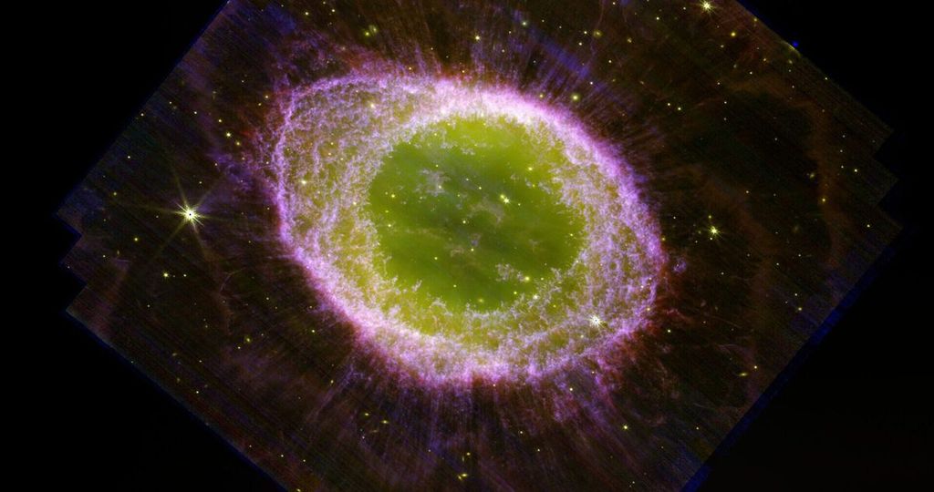 Citra Nebula Cincin atau M57 yang diambil oleh Teleskop Luar Angkasa James Webb pada 4 Agustus 2022. Bagian cincin nebula yang berbentuk lingkaran merupakan awan debu dan gas yang dilontarkan oleh bintang sebelumnya yang sudah mati. Penggunaan konstanta Pi menjadi salah satu kunci yang membantu eksplorasi luar angkasa. 