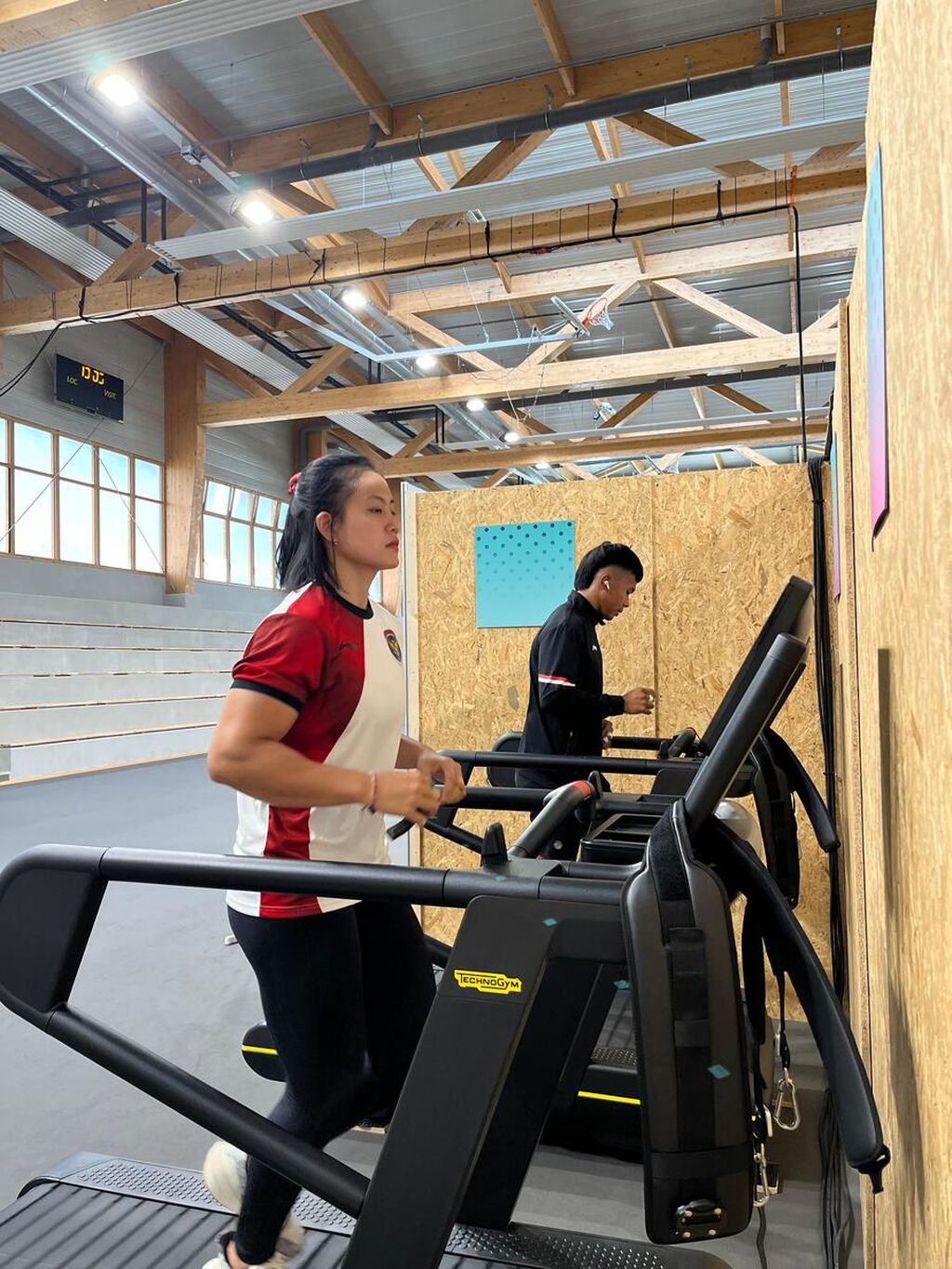 Atlet panjang tebing Indonesia nomor <i>speed </i>putri, Desak Made Rita Kusuma Dewi dan atlet panjat nomor <i>speed </i>putra, Rahmad Adi Mulyono, berlatih fisik di Le Bourget Climbing Arena, Saint-Dennis, Paris, Perancis, Rabu (31/7/2024).