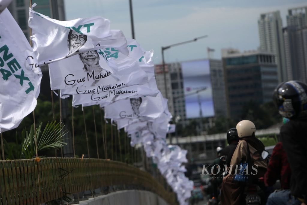 Bendera bergambar Ketua Umum Partai Kebangkitan Bangsa (PKB) Muhaimin Iskandar sebagai Presiden 2024 (The Next 2024) terpasang di jalan lintas atas atau <i>flyover</i> Slipi, Jakarta, Rabu (26/10/2022). Meski pemilihan presiden baru berlangsung pada 2024, kemeriahan dan tensi politik mulai terasa pada 2022.