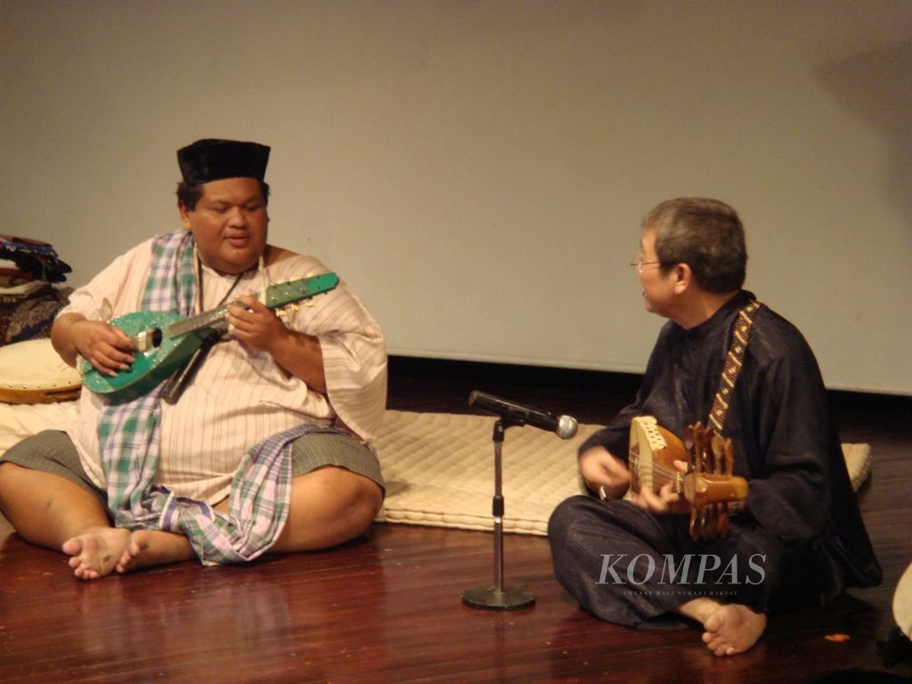 Etnomusikolog Rizaldi Siagian (kanan) bermain musik bersama (almarhum) Slamet Gundono dalam sebuah pentas di Teater Utan Kayu, Jakarta Timur, Juni 2006. Rizaldi mengingatkan bahwa homogenisasi musik mengancam keberadaan musik tradisi di Indonesia.