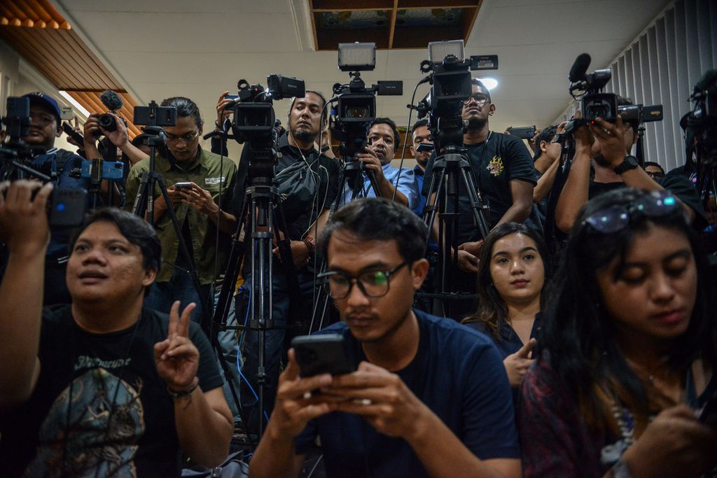 Wartawan merekam pernyataan bakal calon presiden Anies Baswedan di Sekretariat Perubahan, Jalan Brawijaya X, Jakarta Selatan, Selasa (30/5/2023). 