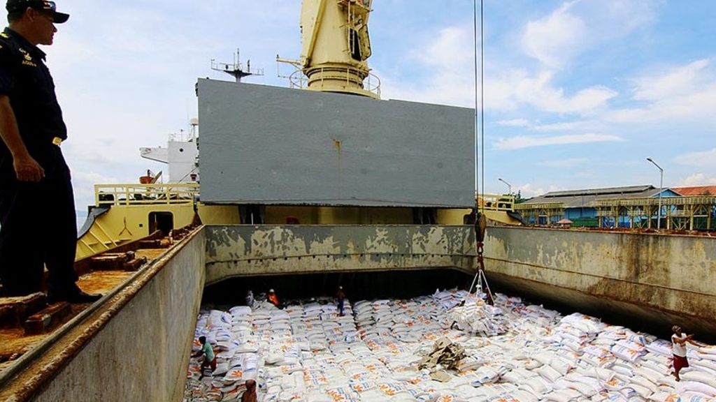 Petugas Bea dan Cukai memantau proses bongkar muat 20.000 ton beras impor asal Vietnam di Pelabuhan Tanjungwangi, Banyuwangi, Jawa Timur, Jumat (23/2/2018). Beras tersebut tidak diedarkan di Jatim, tetapi dikirim kembali ke sejumlah daerah di Indonesia bagian timur.