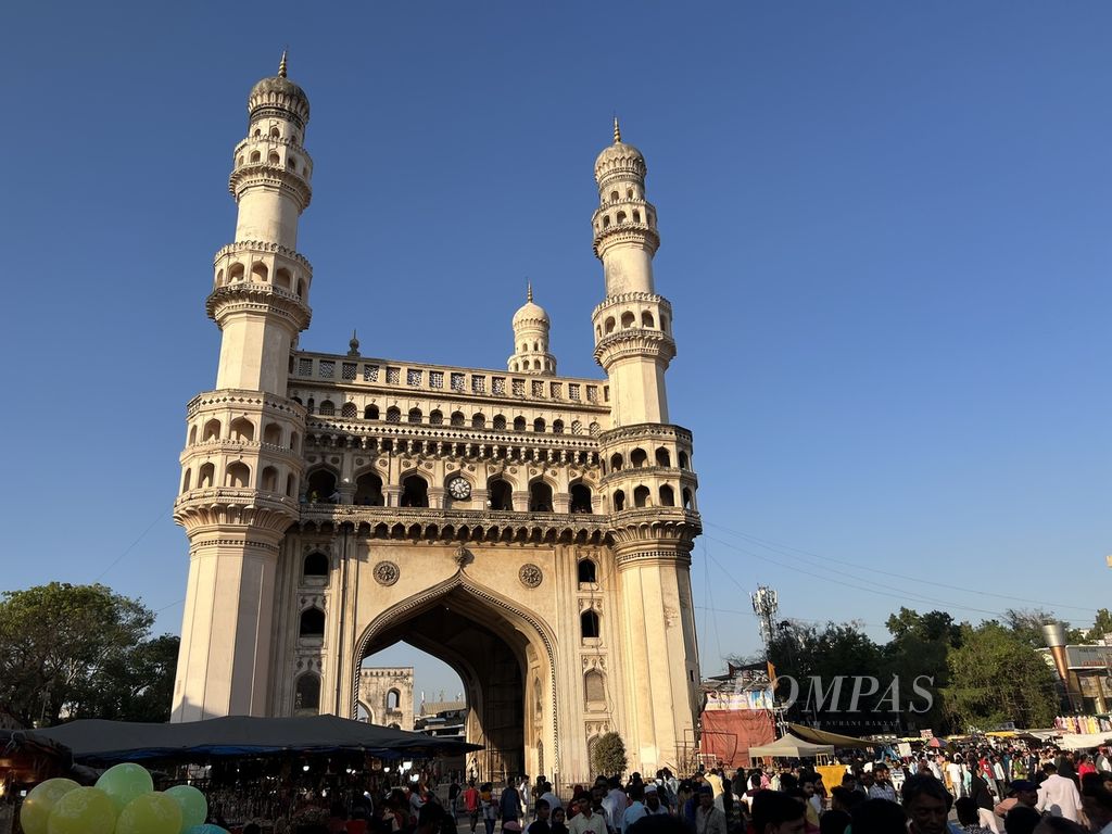 Charminar, sebuah tengara kota Hyderabad yang terletak di kawasan kota tua di Laad Bazaar, Hyderabad, tampak dari kejauhan, Rabu (15/2/2023). Charminar didirikan pada 1591 saat kota ini dipimpin generasi kelima Dinasti Qutb Shahi, Muhammad Quli Qutb Shah.