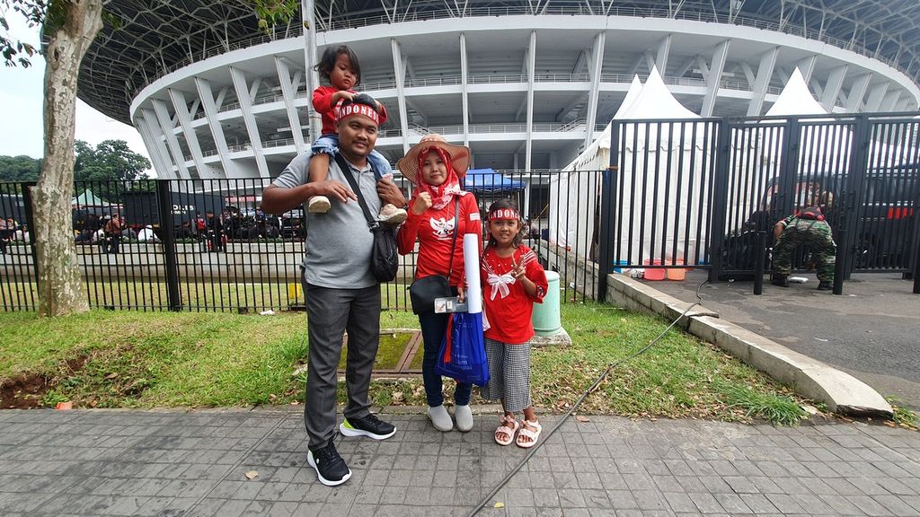 Salah satu penonton, Dina Heri Kurniawan datang dari Sukabumi bersama istri dan dua anaknya ke Stadion Utama Gelora Bung Karno, Senayan Jakarta, Jumat (23/12/2022) untuk mendukung langsung timnas Indonesia melawan Kamboja di Piala AFF 2022.