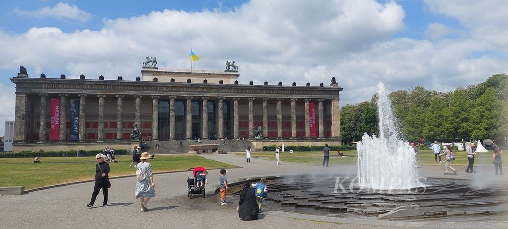 Museum Altes di Berlin, Jerman dengan taman lapang dan air mancur yang diserbu masyarakat untuk menghabiskan waktu di luar rumah kala cuaca cerah.