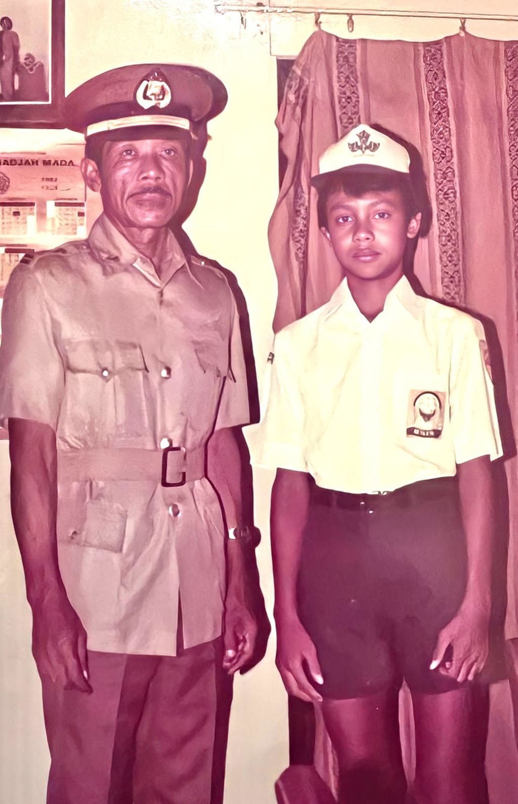 Ganjar Pranowo kecil bersama ayahnya, S Pamudji. 