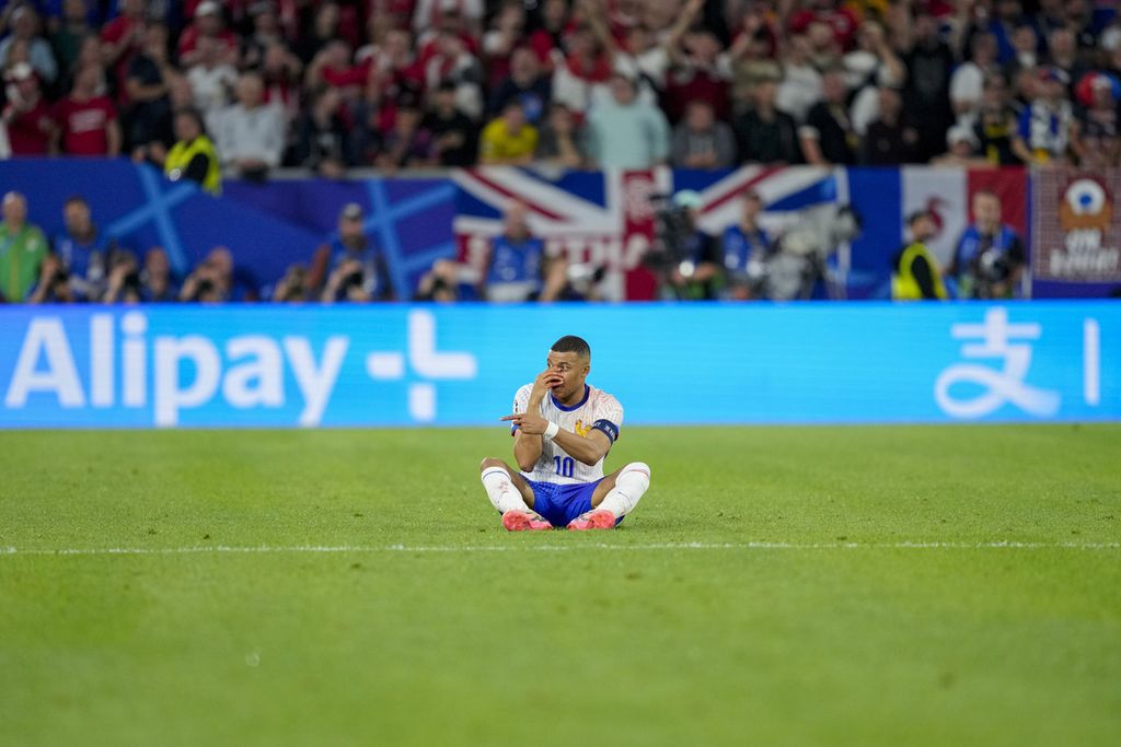 Penyerang Perancis Kylian Mbappe terduduk dilapangan dalam laga Grup D antara Austria dan Prancis pada Piala Eropa 2024 di Duesseldorf, Jerman, Senin, 17 Juni 2024. 