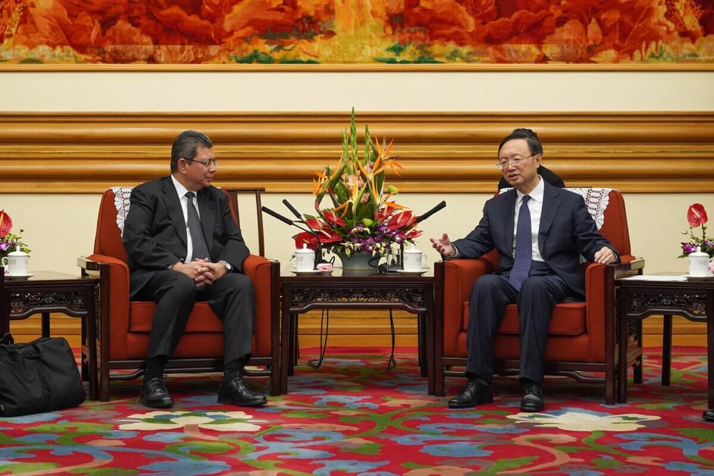 Yang Jiechi (kanan), anggota Politbiro Partai Komunis China, berbicara dengan Menteri Luar Negeri Malaysia Saifuddin Abdullah (kiri) dalam pertemuan mereka di Beijing, Kamis (12/9/2019).