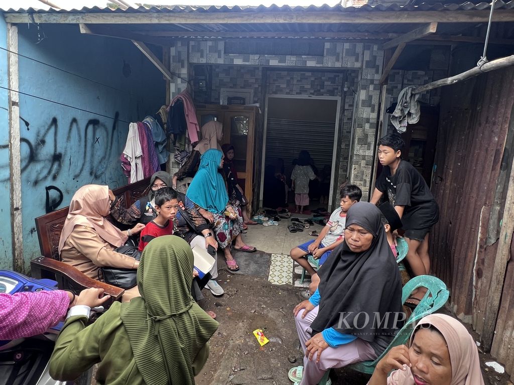 Neighbors visited the funeral home for the family of a child kidnapping and murder victim, namely M Fadil Sadewa (11) on Jalan Batua Raya Makassar, Tuesday (10/1/2023). Dewa becomes a victim of kidnapping and murder by perpetrators who are also underage.