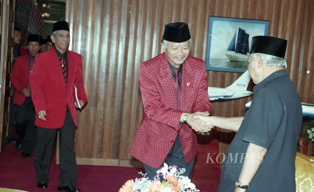 Presiden Soeharto menerima sebelas anggota Dewan Pimpinan Pusat Partai Demokrasi Indonesia (DPP PDI) Kamis (26/7/1996) di Bina Graha, Jakarta. Ketua Umum PDI Soerjadi bersalaman dengan Kepala Negara, diikuti Sekjen PDI Buttu Hutapea dan pengurus lainnya hasil kongres PDI di Medan.