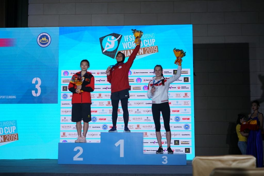 Atlet panjat tebing Indonesia, Aries Susanti Rahayu (tengah), berhasil memperoleh medali emas pada Kejuaraan Dunia IFSC Climbing Worldcup di Xiamen, China, Sabtu (19/10/2019). Di ajang ini, Aries berhasil memecahkan rekor dunia di nomor Speed World Record putri dengan catatan waktu 6,995 detik