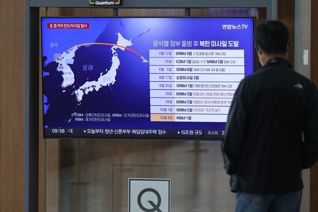Televisi di stasiun kereta Seoul, Korea Selatan menampilkan ilustrasi rute rudal yang ditembakkan Korea Utara pada Selasa (4/10/2022). Rudal itu ditembakkan melintasi daratan Jepang sebelum jatuh di pinggiran Samudera Pasifik.