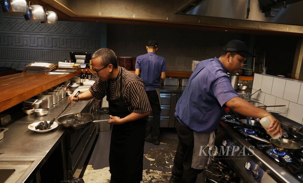 Chef Rachmad (kiri) dibantu para chef lainnya menyiapkan masakan di dapur restoran Kaum di kawasan Menteng, Jakarta, Jumat (9/6/2023). 