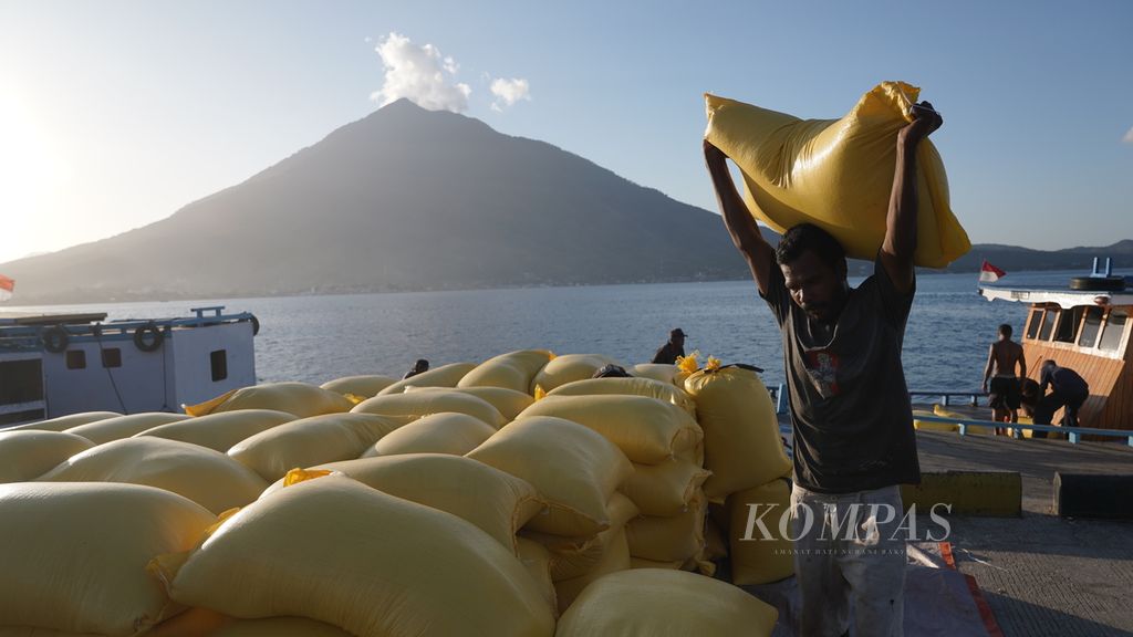 Pekerja mengangkut beras di Pelabuhan Tobilota, Pulau Adonara, Flores Timur, Nusa Tenggara Timur, Rabu (9/8/2023). Satu karung beras seberat 50 kilogram yang didatangkan dari Larantuka tersebut dijual Rp 575.000. 