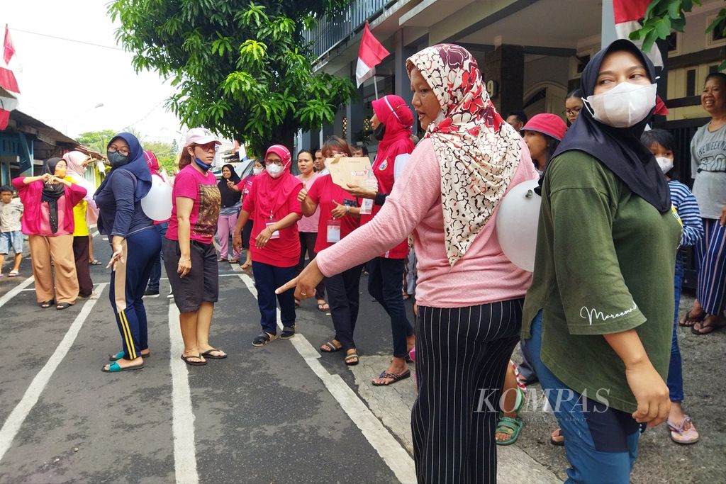 Residents of Gelora Village, Tanah Abang, Central Jakarta, celebrate the independence anniversary of the Republic of Indonesia, (17/8/2022), after two years of no people's party.