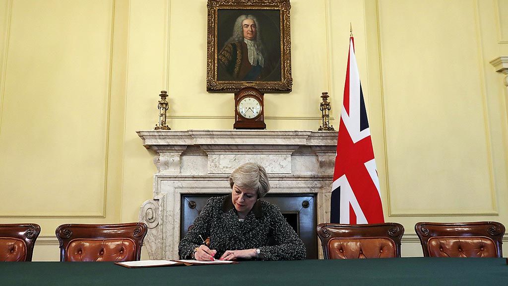 Perdana Menteri Inggris  Theresa May, sambil duduk di bawah lukisan perdana menteri pertama Robert Walpole, di Kantor Kabinet, London, Selasa (28/3), menandatangani surat resmi untuk Presiden Dewan Uni Eropa Donald Tusk yang isinya meminta pelaksanaan Pasal 50 Perjanjian Uni Eropa serta  keinginan Inggris untuk meninggalkan UE.
