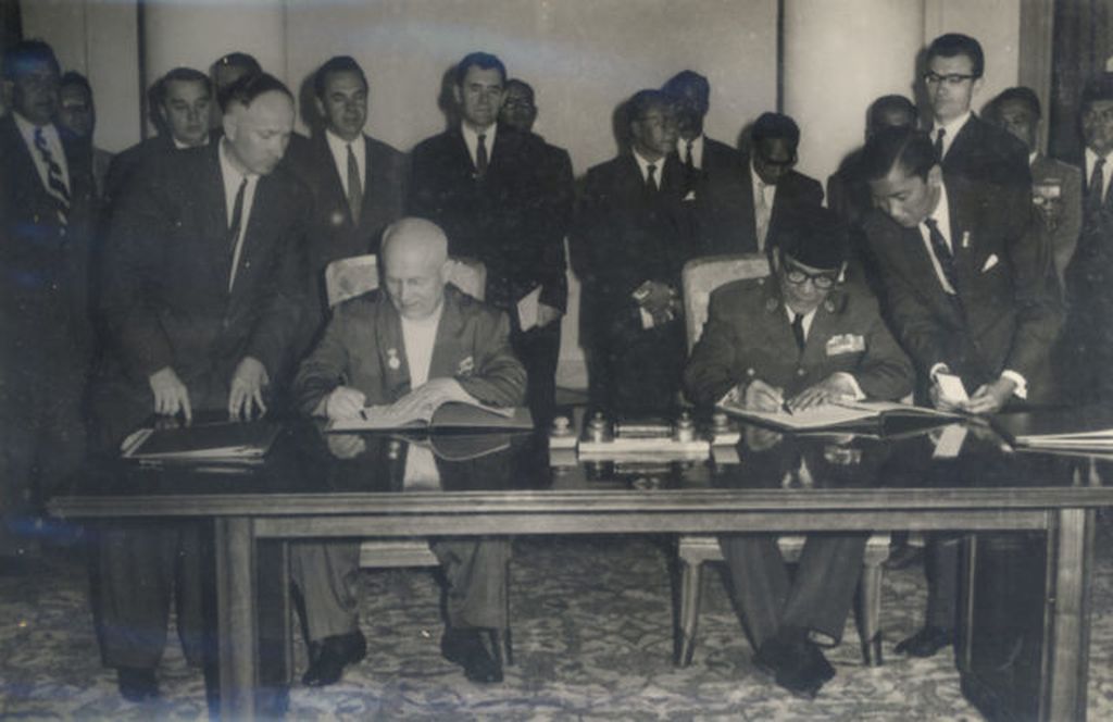 Pertemuan resmi antara Presiden Sukarno dan PM Uni Soviet Nikita S Khruschev di Istana.