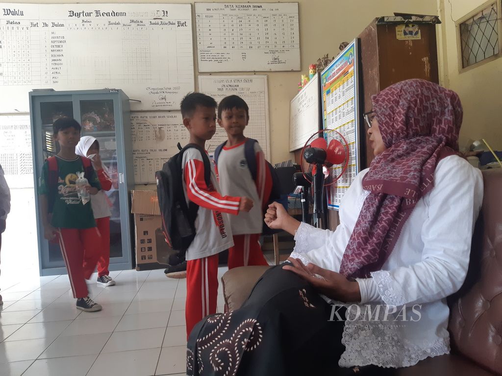 Srihani (41) bersalaman dengan sejumlah siswa di salah satu sekolah dasar negeri di Kecamatan Widasari, Kabupaten Indramayu, Jawa Barat, Selasa (22/11/2022). Srihani merupakan guru honorer yang lulus seleksi pegawai pemerintah dengan perjanjian kerja (PPPK) tahun 2021. 