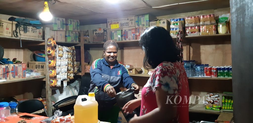 Warga membeli minyak goreng di Distrik Ilaga, Kabupaten Puncak, Papua, pada 20 Desember 2019.