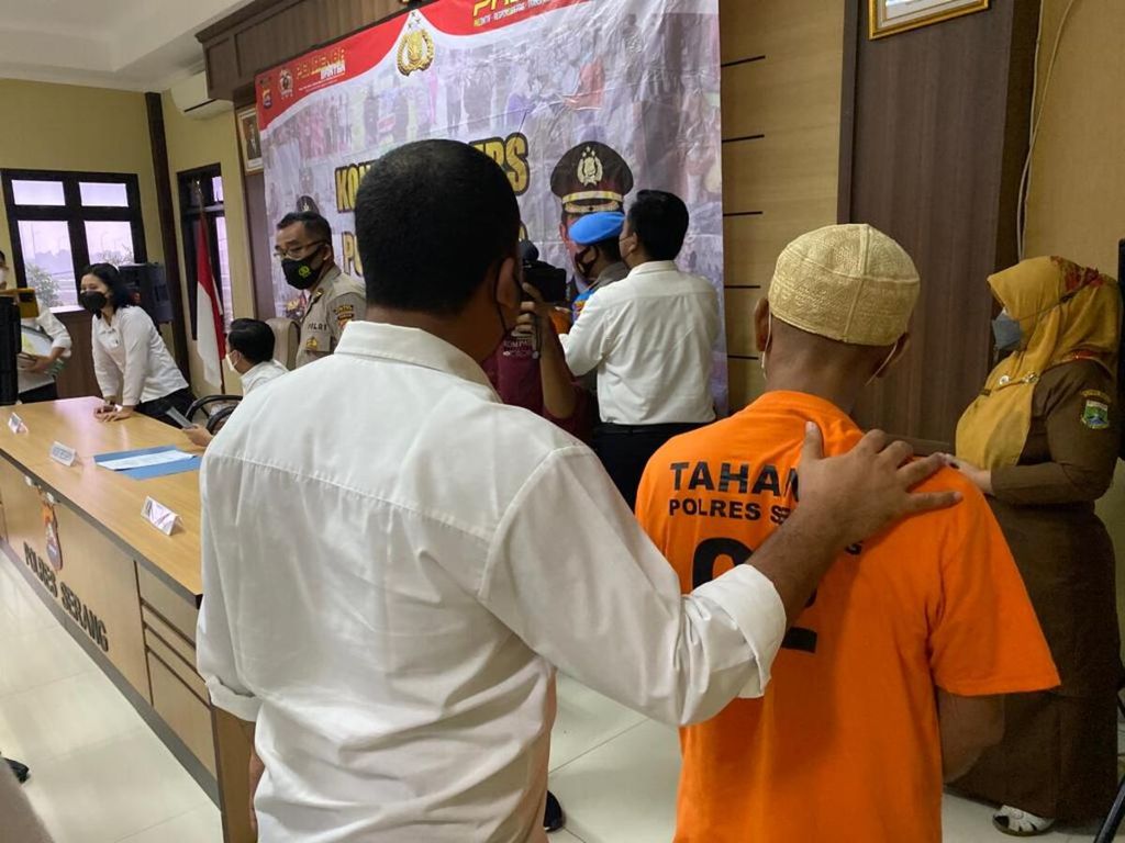 NF (48), guru mengaji, mengenakan baju tahanan, tersangka pencabulan terhadap M (10), murid sekaligus tetangganya, di Kabupaten Serang, Banten.