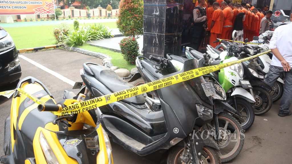Sejumlah barang bukti pencurian sepeda motor ditampilkan, Rabu (8/3/2023), di Markas Kepolisian Resor Kota Cirebon, Jawa Barat. Salah satu kasus yang ditangani polisi adalah pencurian sepeda motor dengan modus kenalan via aplikasi percakapan.