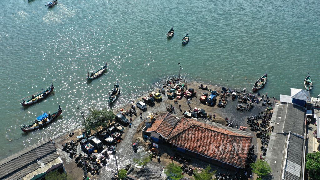 Aktivitas nelayan di Tempat Pelelangan Ikan (TPI) Brak Kalimoro di Kecamatan Muncar, Banyuwangi, Jawa Timur, Selasa (31/5/2022). Kementerian Kelautan dan Perikanan berencana menerapkan penangkapan ikan terukur sebagai salah satu upaya mendongkrak penerimaan negara bukan pajak (PNBP) sektor perikanan. 